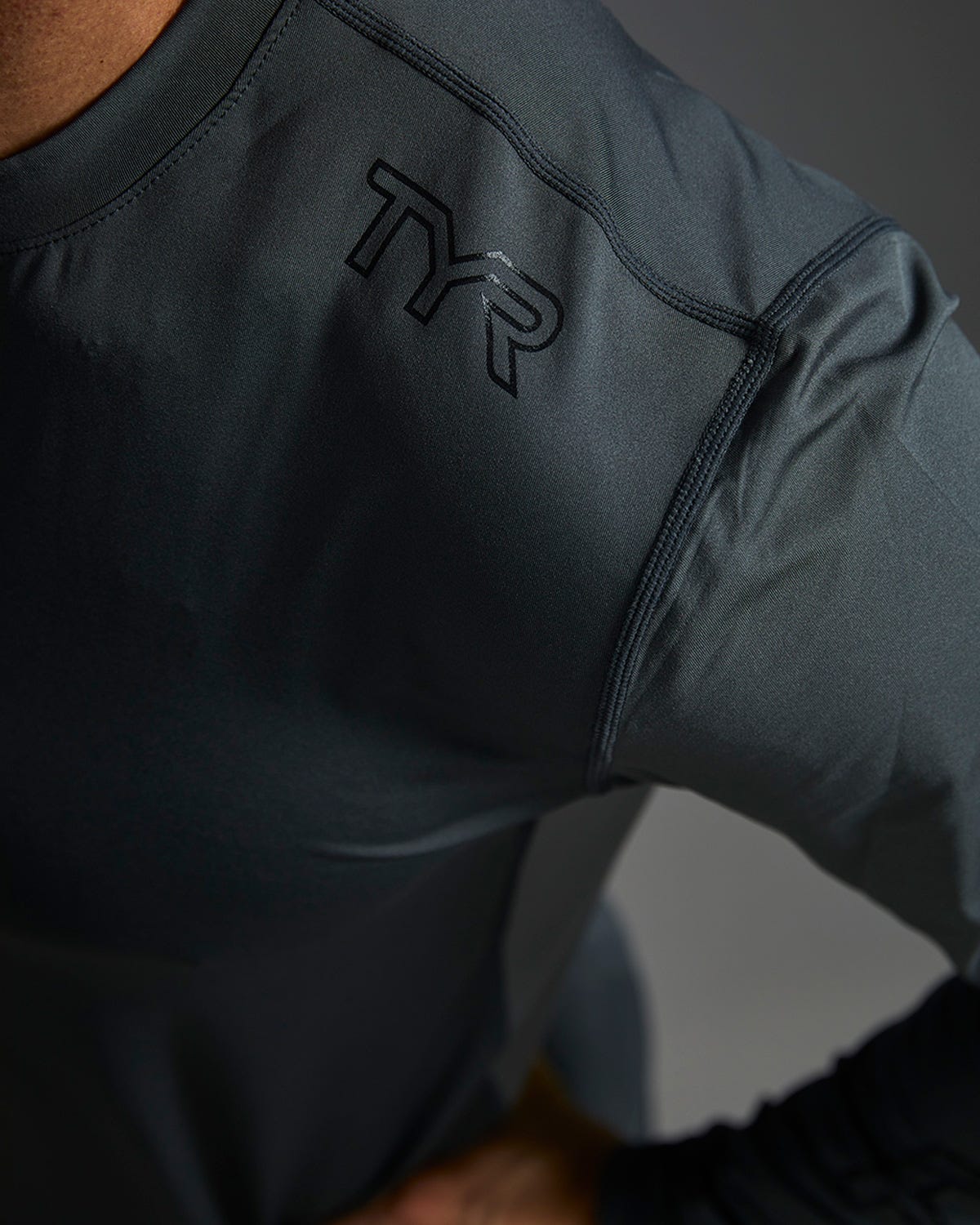 TYR SunDefense Men's Vented Long Sleeve Rash Guard – UPF Swim Shirt  Long Sleeve Rash Guard  Tyr
